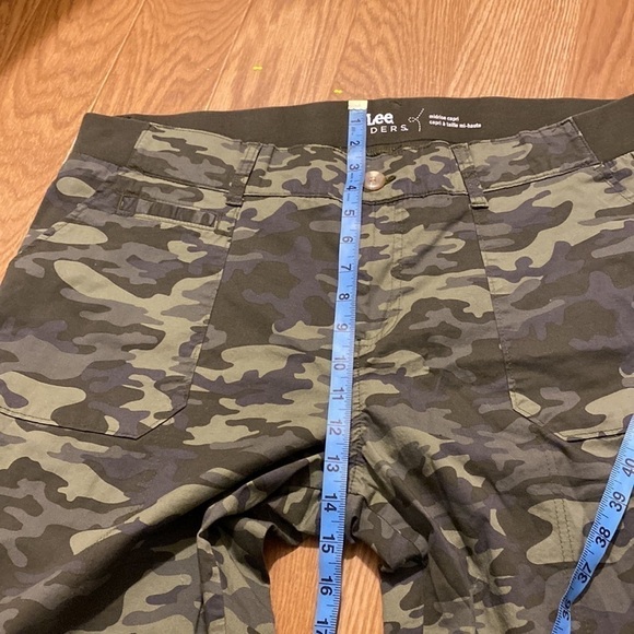 Riders by Lee Women’s Midrise Green Camo Capris (18W) - Picture 5 of 8
